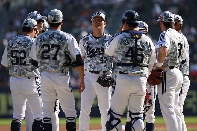 두산 베어스 투수 곽빈(가운데)과 선수들의 모습. /사진=두산 베어스 제공