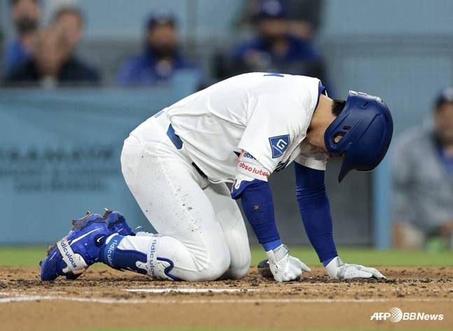 4일 경기 도중 파울볼에 맞은 김혜성의 모습. /AFPBBNews=뉴스1