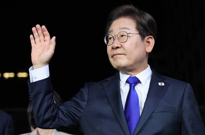 이재명 대통령이 당선이 확실해진 6월 4일 새벽 서울 여의도 민주당사에 도착해 지지자들에게 손을 흔들고 있다. 뉴스1
