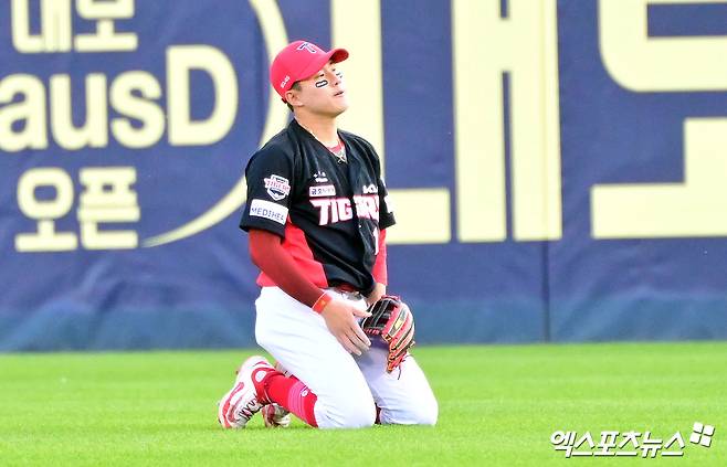 3일 오후 서울 송파구 잠실야구장에서 열린 '2025 신한 SOL Bank KBO리그' KIA 타이거즈와 두산 베어스의 경기, 5회말 2사 1,2루 KIA 최원준이 두산 케이브의 타구를 포구실책하며 아쉬워하고 있다. 잠실, 김한준 기자