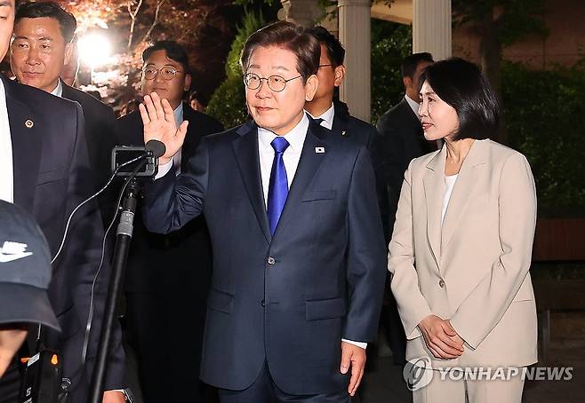 인사하는 이재명 후보 (인천=연합뉴스) 임순석 기자 = 제21대 대통령 선거에서 당선이 유력한 더불어민주당 이재명 후보가 김혜경 여사와 3일 인천 계양구 자택을 나서며 주민들과 인사하고 있다. 2025.6.4 soonseok02@yna.co.kr