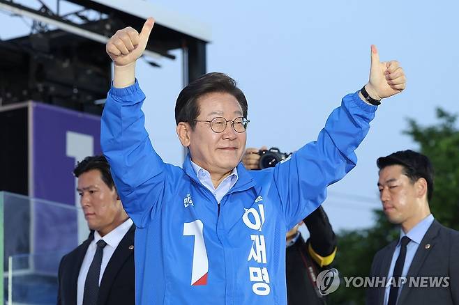 더불어민주당 이재명 대통령이 지난달 30일 충북 충주시 충주체육관 시계탑광장에서 유세를 마친 뒤 시민들에게 인사하고 있다. [연합뉴스 자료사진]