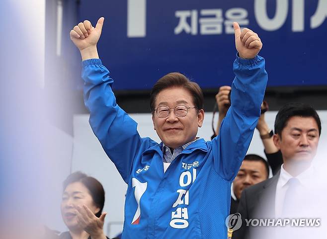 시민들에게 인사하는 이재명 후보 (서울=연합뉴스) 김도훈 기자 = 더불어민주당 이재명 대선 후보가 선거를 하루 앞둔 2일 서울 강북구 북서울꿈의숲 서문광장에서 유세를 마친 뒤 단상에서 내려가며 시민들에게 인사하고 있다. 2025.6.2 superdoo82@yna.co.kr