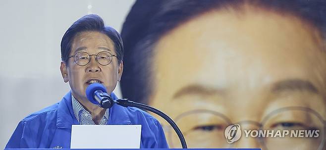 마지막 유세에서 지지 호소하는 이재명 후보 (서울=연합뉴스) 김도훈 기자 = 더불어민주당 이재명 대선 후보가 선거를 하루 앞둔 2일 서울 여의도공원 마지막 유세에서 지지를 호소하는 연설을 하고 있다.  2025.6.2 superdoo82@yna.co.kr