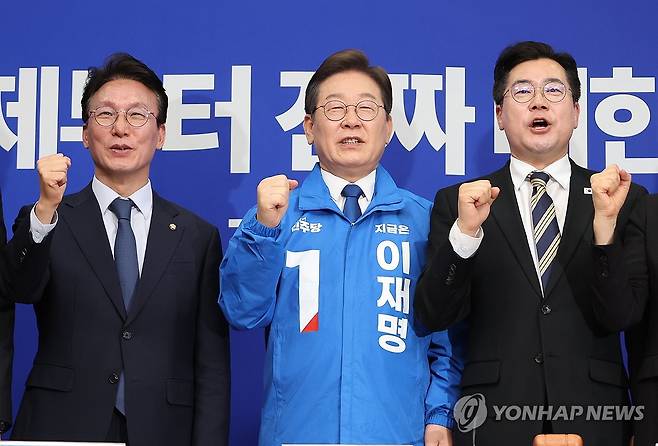 파이팅 외치는 이재명 대선 후보 (서울=연합뉴스) 김주성 기자 = 더불어민주당 이재명 대선 후보와 박찬대 당대표 직무대행 겸 원내대표, 김민석 최고위원이 28일 서울 여의도 국회에서 열린 최고위원회의에서 파이팅을 외치고 있다. 2025.4.28 utzza@yna.co.kr