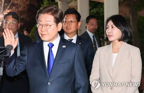 손 흔드는 이재명 후보  (인천=연합뉴스) 임순석 기자 = 제21대 대통령 선거에서 당선이 확실시되는 더불어민주당 이재명 후보가 3일 밤 인천 계양구 자택을 나선 뒤 주민과 지지자들을 향해 인사하며 이동하고 있다. 2025.6.4    soonseok02@yna.co.kr