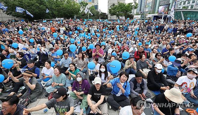 이재명 후보에게 환호하는 성남 시민들 (성남=연합뉴스) 김도훈 기자 = 대통령 선거를 하루 앞둔 2일 경기 성남 분당 야탑광장에서 열린 더불어민주당 이재명 후보 집중유세를 찾은 시민들이 이 후보를 연호하며 환호하고 있다. 2025.6.2 [공동취재] superdoo82@yna.co.kr