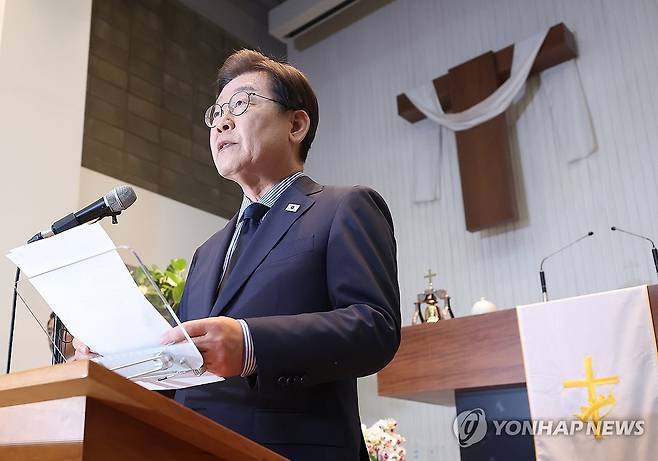 정치 뜻 세웠던 곳에서 마지막 대국민 기자회견하는 이재명 후보 (성남=연합뉴스) 김도훈 기자 = 더불어민주당 이재명 대선 후보가 2일 경기 성남시 수정구 성남주민교회에서 기자회견을 하고 있다. 2025.6.2 superdoo82@yna.co.kr