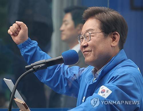 야탑역 광장에서 유세 펼치는 이재명 후보 더불어민주당 이재명 대선 후보가 선거를 하루 앞둔 2일 경기 성남 분당 야탑광장에서 시민들에게 지지를 호소하고 있다.
[연합뉴스 자료사진. 재판매 및 DB 금지]