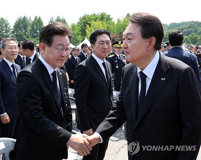 2023년 6월 6일 현충일 추념식에서 당시 윤석열 대통령이 더불어민주당 이재명 대표와 악수하고 있다. [연합뉴스 자료사진]