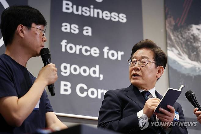 소셜ㆍ스타트업 대표들의 고민거리 듣고 메모하는 이재명 대표 (서울=연합뉴스) 황광모 기자 = 더불어민주당 이재명 대선후보가 29일 서울 성동구 메리히어에서 열린 '혁신성장의 씨앗, 스타트업 레벨업!' 간담회에서 소셜 및 스타트업 기업 대표들의 발언을 들으며 수첩에 적고 있다. 2025.5.29 [공동 취재] hkmpooh@yna.co.kr