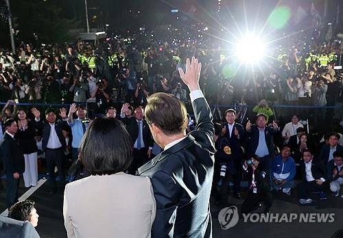 인사하는 이재명 후보     (서울=연합뉴스) 김주성 기자 = 제21대 대통령 당선이 확실시되는 더불어민주당 이재명 대선 후보가 4일 서울 여의도 국회 인근에서 당 주최로 열린 국민개표방송 행사에 참석해 시민들을 향해 인사하고 있다. 2025.6.4 [공동취재]
    utzza@yna.co.kr