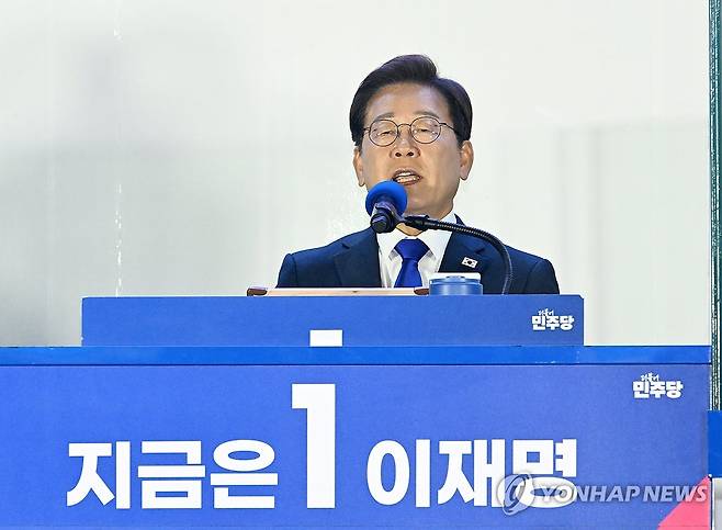 연설하는 이재명 후보 (서울=연합뉴스) 김주성 기자 = 제21대 대통령 당선이 확실시되는 더불어민주당 이재명 대선 후보가 4일 서울 여의도 국회 인근에서 당 주최로 열린 국민개표방송 행사에 참석해 연설하고 있다. 2025.6.4 [공동취재] utzza@yna.co.kr
