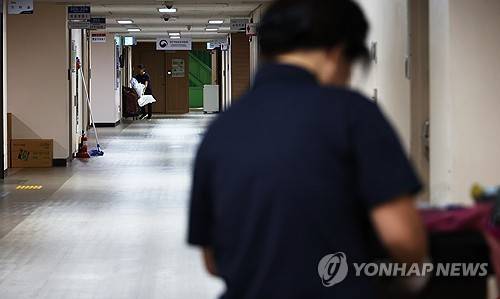 행안부 공무직 정년 만 65세로 연장  (서울=연합뉴스) 최재구 기자 = 21일 서울 종로구 정부서울청사에서 공무직근로자가 업무에 임하고 있다. 행정안전부는 행정안전부와 소속기관에서 근무하는 공무직 근로자의 정년이 만 60세에서 최대 만 65세로 연장하는 내용의 '행안부 공무직 등에 관한 운영 규정'을 최근 시행해 운영하고 있다고 20일 밝혔다.  2024.10.21 jjaeck9@yna.co.kr
