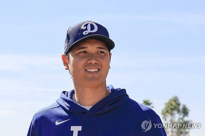 라이브 피칭 지켜본 뒤 이동하는 오타니 쇼헤이 (글렌데일[미국 애리조나주]=연합뉴스) 신현우 기자 = 미국프로야구 메이저리그(MLB) 로스앤젤레스 다저스 오타니 쇼헤이가 19일(현지시간) 다저스 스프링캠프가 열리고 있는 미국 애리조나주 글렌데일 캐멀백 랜치에서 사사키 로키 등 다저스 투수들의 라이브 피칭을 지켜본 뒤 이동하고 있다. 2025.2.20 nowwego@yna.co.kr