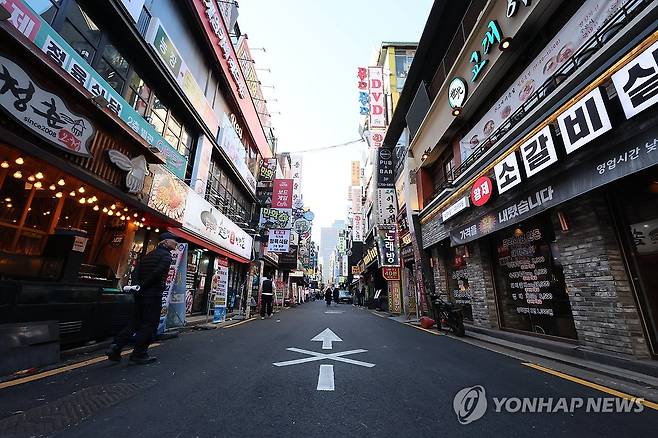 한산한 식당가 (서울=연합뉴스) 이정훈 기자 = 지난해 12월 31일 서울 종로구 식당가가 한산한 모습이다. 2024.12.31 uwg806@yna.co.kr