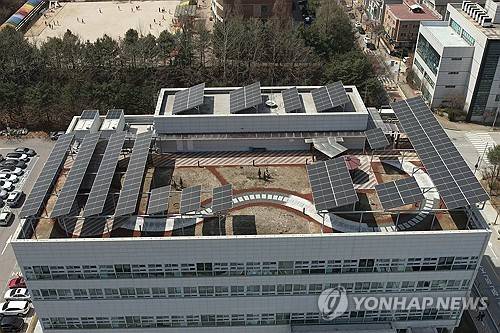 '공공기관 RE100' 경기도북부청 태양광발전소 설치 완료 [연합뉴스 자료사진]