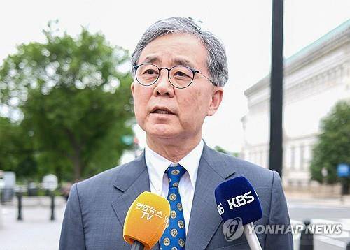 미 당국자와의 회동 설명하는 김현종     (워싱턴=연합뉴스) 송상호 특파원 = 더불어민주당 이재명 대선 후보의 외교·안보·통상 분야 핵심 참모인 김현종 전 국가안보실 2차장이 8일(현지시간) 미국 워싱턴 DC 백악관에서 도널드 트럼프 행정부 당국자들과 회동한 뒤 취재진에게 결과를 설명하고 있다. 2025.5.9 
    sshluck@yna.co.kr
(끝)