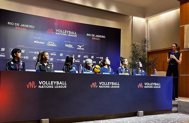 VNL  기자회견에 참석한 여자대표팀 주장 강소휘(왼쪽) [대한배구협회 제공. 재판매 및 DB 금지]