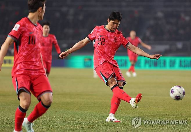 크로스 시도하는 설영우 (고양=연합뉴스) 김도훈 기자 = 20일 경기도 고양종합운동장에서 열린 2026 북중미 월드컵 아시아 3차 예선 B조 7차전 대한민국과 오만의 경기. 설영우가 크로스를 시도하고 있다. 2025.3.20 superdoo82@yna.co.kr