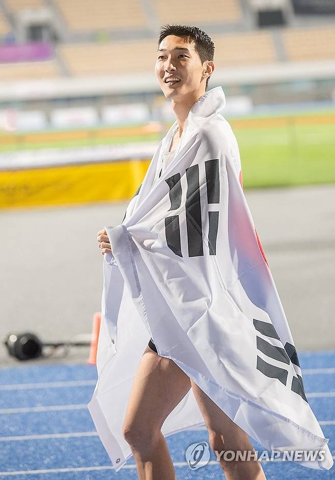우상혁, 아시아육상 정상에 우뚝 (구미=연합뉴스) '스마일 점퍼' 우상혁(29·용인시청)이 지난 29일 경북 구미시민운동장에서 열린 2025 아시아육상경기선수권대회 남자 높이뛰기 결선에서 2ｍ29를 넘어 정상에 오른 뒤 기뻐하고 있다. 우상혁은 이날 2023년 방콕 대회(2ｍ28)에 이은 2연패를 달성했고 2017년 인도 부바네스와르 대회(2ｍ30)를 포함해 아시아선수권 개인 통산 3번째 우승을 차지했다. 2025.5.30 [구미시 제공. 재판매 및 DB 금지] mtkht@yna.co.kr