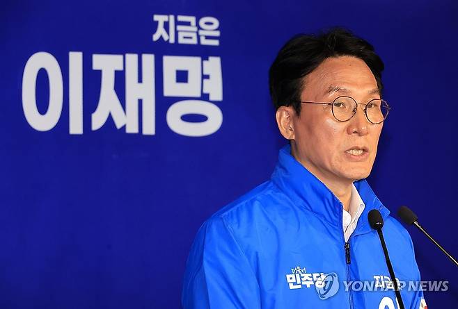 기자간담회 하는 김민석 상임공동선대위원장 (서울=연합뉴스) 최재구 기자 = 더불어민주당 김민석 상임공동선대위원장이 15일 서울 여의도 중앙당사에서 기자간담회를 하고 있다. 2025.5.15 jjaeck9@yna.co.kr