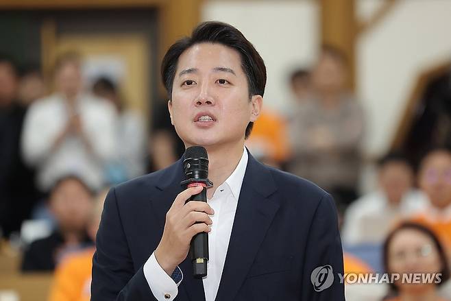 소감 밝히는 이준석 전 후보 (서울=연합뉴스) 류영석 기자 = 개혁신당 이준석 대선 후보가 3일 방송 3사 출구조사 발표를 확인한 뒤 서울 국회 여의도 의원회관에 마련된 당 개표상황실에 도착해 소감을 밝히고 있다. 2025.6.3 ondol@yna.co.kr