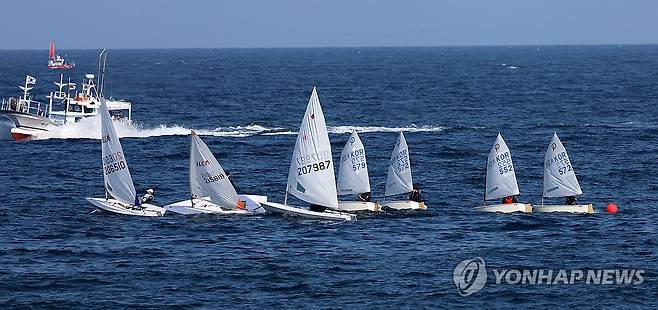 강릉 사천해변 앞바다의 요트 [연합뉴스 자료사진]
