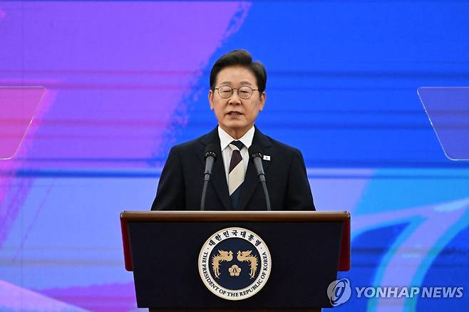 취임 연설하는 이재명 대통령 (서울=연합뉴스) 이재명 대통령이 4일 서울 여의도 국회에서 열린 제21대 대통령 취임선서식에서 '국민께 드리는 말씀' 연설을 하고 있다. 2025.6.4 [국회사진기자단] photo@yna.co.kr