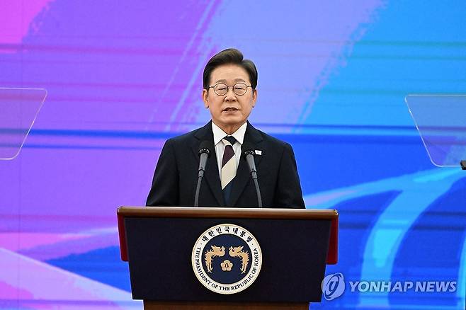 이재명 대통령 '국민께 드리는 말씀' (서울=연합뉴스) 이재명 대통령이 4일 서울 여의도 국회에서 열린 제21대 대통령 취임선서식에서 '국민께 드리는 말씀 ' 연설을 하고 있다. 2025.6.4 [국회사진기자단] photo@yna.co.kr