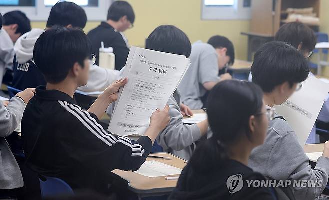 2026학년도 6월 모의평가 (서울=연합뉴스) 임화영 기자 = 재수생들이 2026학년도 대학수학능력시험 6월 평가원 모의고사 시행일인 4일 서울 양천구 종로학원 고사실에서 시험지를 배부받고 있다. 2025.6.4 [공동취재] hwayoung7@yna.co.kr