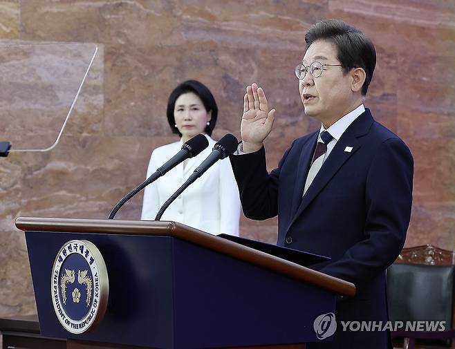 이재명 대통령, 취임 선서 (서울=연합뉴스) 이재명 대통령이 4일 서울 여의도 국회에서 열린 제21대 대통령 취임선서식에서 취임 선서를 하고 있다. 2025.6.4 [국회사진기자단] photo@yna.co.kr