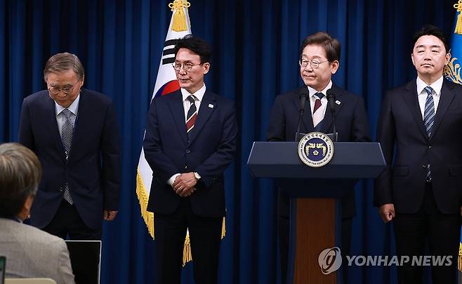 이재명 대통령, 첫 인사 발표 (서울=연합뉴스) 홍해인 기자 = 이재명 대통령이 4일 서울 용산 대통령실 청사에서 새 정부 첫 인사 발표를 하고 있다.
    왼쪽부터 이종석 국정원장 후보자, 김민석 국무총리 후보자, 이 대통령, 강훈식 비서실장. 2025.6.4 hihong@yna.co.kr