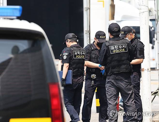 경찰·노동부, '근로자 사망' SPC삼립 시화공장 합동감식 (시흥=연합뉴스) 홍기원 기자 = 27일 경기도 시흥시 SPC삼립 시화공장에서 경찰이 근로자가 기계에 끼어 숨진 사고 관련 합동감식을 준비하고 있다.
    앞서 지난 19일 오전 3시께 SPC삼립 시화공장에서 50대 여성 근로자가 냉각 컨베이어 벨트에서 윤활유를 뿌리는 작업 중 기계에 상반신이 끼이는 사고로 숨졌다. 2025.5.27 xanadu@yna.co.kr
