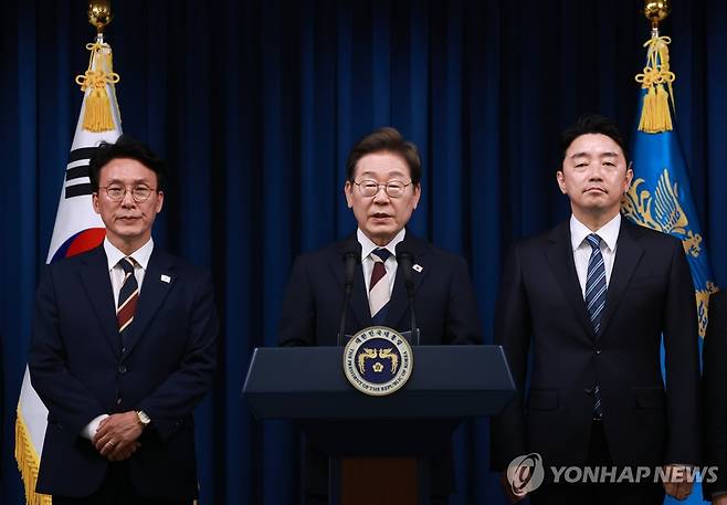 이재명 대통령, 정부 첫 인선 발표 (서울=연합뉴스) 홍해인 기자 = 이재명 대통령이 4일 서울 용산 대통령실 청사에서 국무총리 후보자로 김민석 의원(왼쪽), 대통령비서실장으로 강훈식 의원 등 첫 인선을 발표하고 있다. 2025.6.4 hihong@yna.co.kr