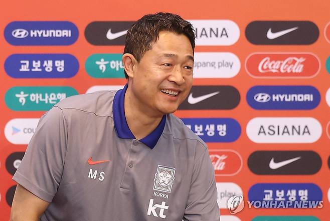 밝게 웃는 이민성 U-22 축구대표팀 감독 (원주=연합뉴스) 양지웅 기자 = 이민성 대한민국 22세 이하(U-22) 축구대표팀 감독이 4일 강원 원주시 인터불고 호텔에서 열린 취임 기자회견에서 밝게 웃고 있다. 2025.6.4 yangdoo@yna.co.kr