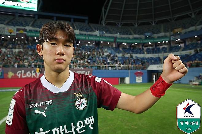 18세 공격수 윤도영, 프리미어리거 된다…"브라이턴 이적 임박" (서울=연합뉴스) 안홍석 기자 = 프로축구 K리그1 대전하나시티즌의 18세 공격수 윤도영이 곧 잉글랜드 프리미어리그(EPL)의 브라이턴 앤드 호브 앨비언 유니폼을 입을 전망이다.
    현재 영국에 있는 윤도영은 메디컬 테스트, 사인 절차만 남겨두고 있다. 이들 절차는 이르면 현지 시간으로 17일에 진행될 것으로 보인다. 2025.3.17 [한국프로축구연맹 제공. 재판매 및 DB 금지] photo@yna.co.kr