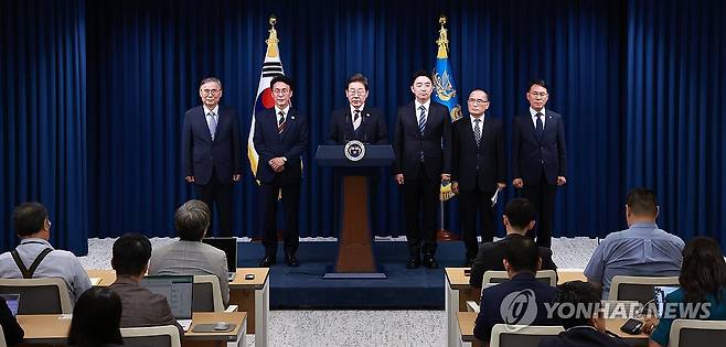 계엄 선포의 자리에서, 새 정부 첫 인사 발표 (서울=연합뉴스) 홍해인 기자 = 이재명 대통령이 4일 서울 용산 대통령실 청사에서 열린 새 정부 첫 인사 발표를 하고 있다. 
    왼쪽부터 이종석 국가정보원장 후보자, 김민석 국무총리 후보자, 이 대통령, 강훈식 대통령비서실장, 위성락 안보실장, 황인권 대통령경호처장.
    이날 인사 발표가 열린 용산 대통령실 브리핑실은 지난해 12월 3일 윤석열 전 대통령이 비상 계엄을 선포한 곳이다. 2025.6.4 hihong@yna.co.kr