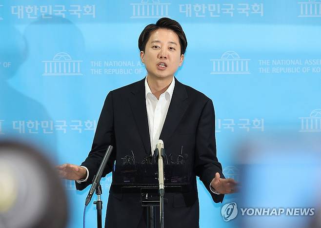 취재진 질문에 답변하는 이준석 후보 (서울=연합뉴스) 김주형 기자 = 개혁신당 이준석 대선 후보가 30일 서울 여의도 국회 소통관에서 열린 기자회견에서 더불어민주당 등이 발의한 본인의 징계안과 관련한 입장을 밝힌 뒤 나와 취재진의 질문에 답변하고 있다. 
    민주당과 조국혁신당, 진보당, 기본소득당, 사회민주당 소속 의원 21명은 대선 후보 간 마지막 TV 토론에서 여성 신체와 관련한 노골적이고 폭력적인 표현을 인용해 사용한 이준석 후보에 대한 징계안을 국회 윤리위원회에 제출한 상태다. 2025.5.30 kjhpress@yna.co.kr
