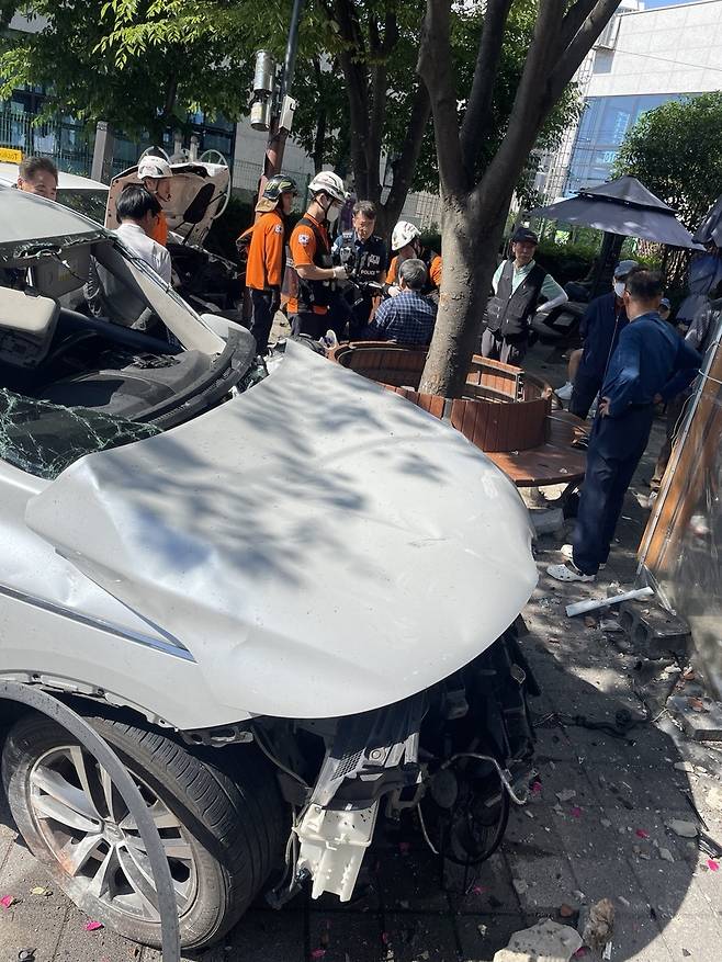 인도로 돌진한 택시  [부산소방재난본부 제공. 재판매 및 DB 금지]