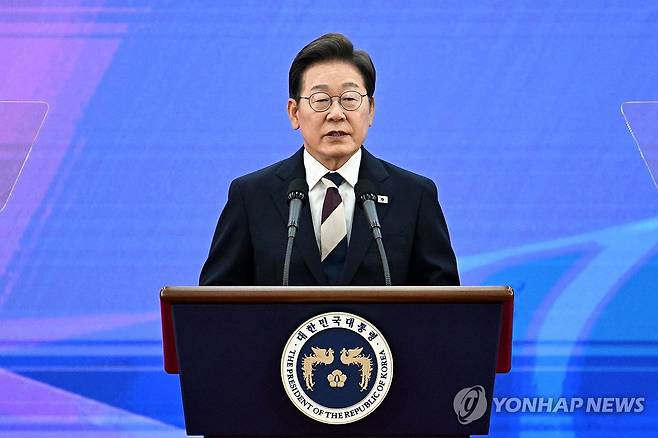 '국민께 드리는 말씀' (서울=연합뉴스) 이재명 대통령이 4일 서울 여의도 국회에서 열린 제21대 대통령 취임선서식에서 '국민께 드리는 말씀' 연설을 하고 있다. 2025.6.4 [국회사진기자단] photo@yna.co.kr