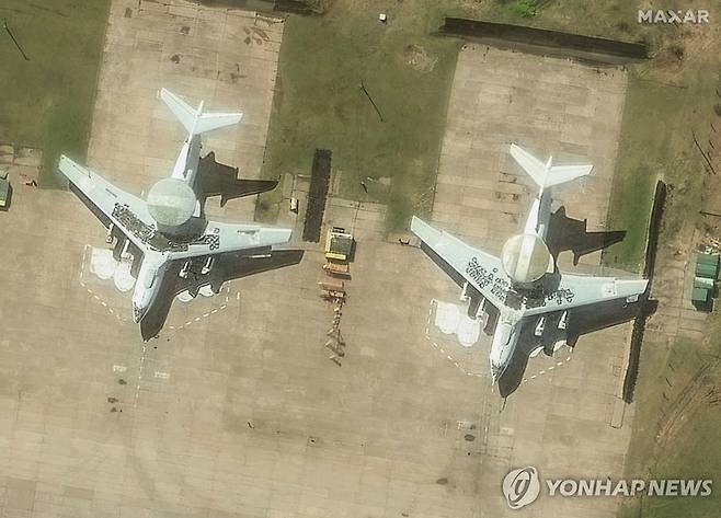 러시아 공군기지의 A-50 조기경보기 (AFP=연합뉴스) 지난 5월 3일(현지시간) 러시아 이바노보 공군기지를 촬영한 위성 사진. A-50 두 대가 주기 중인 모습이 보인다. [맥사 테크놀로지 제공. DB 및 재판매 금지]