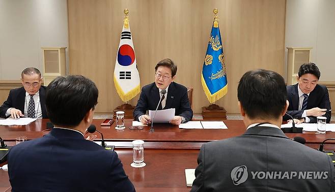 이재명 대통령, 비상경제점검 TF 회의 주재 (서울=연합뉴스) 홍해인 기자 = 이재명 대통령이 4일 서울 용산 대통령실 청사에서 '대통령 1호 명령, 비상경제점검 태스크포스(TF) 회의'를 주재하고 있다. 2025.6.4 hihong@yna.co.kr