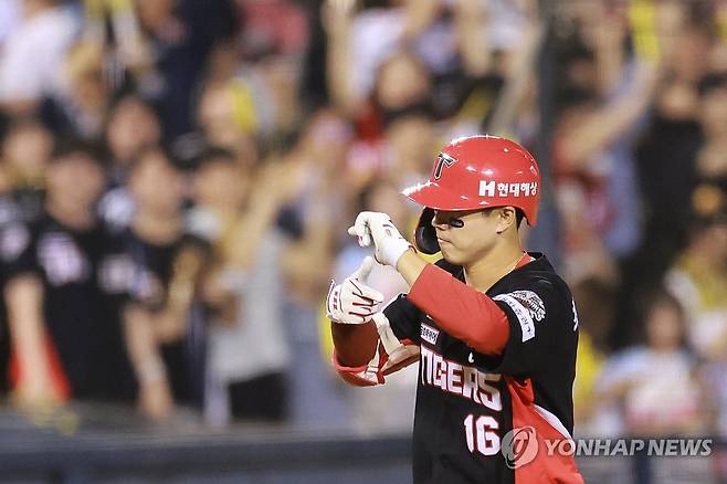 최원준 투런포 (서울=연합뉴스) 신현우 기자 = 4일 서울 잠실야구장에서 열린 프로야구 2025 신한 SOL 뱅크 KBO리그 KIA 타이거즈와 두산 베어스의 경기.
    9회초 무사 1루 KIA 최원준이 2점 홈런을 치고 베이스를 돌며 세리머니하고 있다. 2025.6.4 nowwego@yna.co.kr