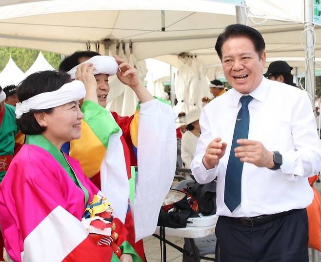 안양시는 단오를 맞아 세시풍속 체험과 전통공연이 어우러진 단오제를 시민들과 함께 진행했다. 사진=안양시