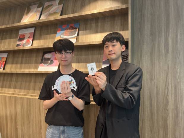 ‘광주 마술 버스킹’ 이우찬(왼쪽)·황주찬씨.