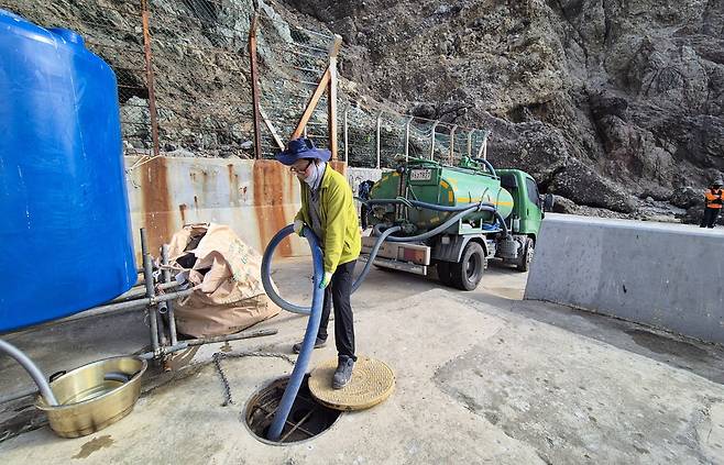 서도 울릉독도 주민 숙소 오수 처리 장면./독도관리사무소