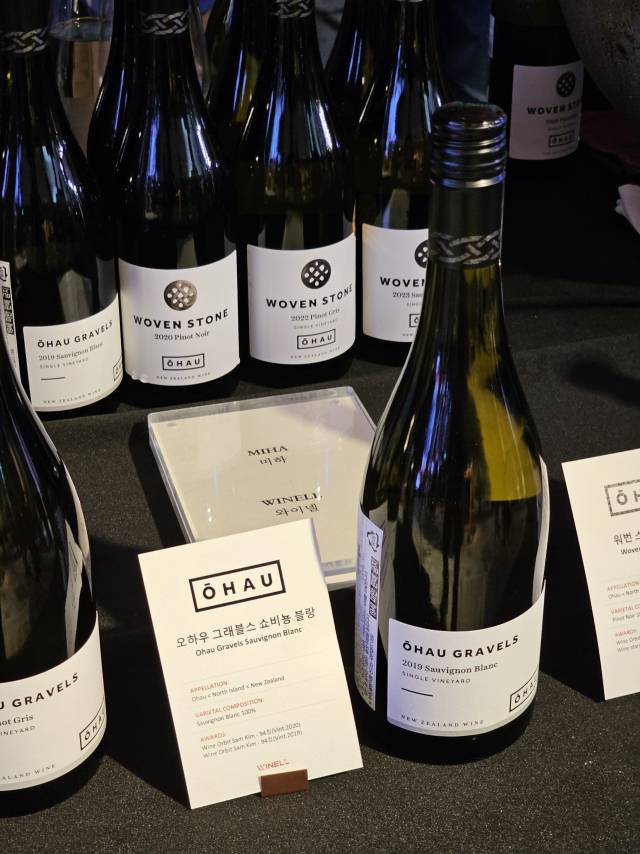 역시 참가자들의 관심을 끈 ‘오하우 와인즈’의 와인들. ‘그래블스 소비뇽 블랑’과 ‘워번 스톤 피노 그리’는 이 와이너리의 주력 상품이다. 조경건 부산닷컴 기자