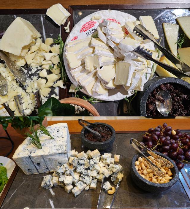 와인과 찰떡 궁합인 치즈의 종류도 다양했다. 와인 초심자인 기자의 입맛엔 달달하고 부드러운 ‘르 브리’ 치즈(위)가 좋았다. 조경건 부산닷컴 기자