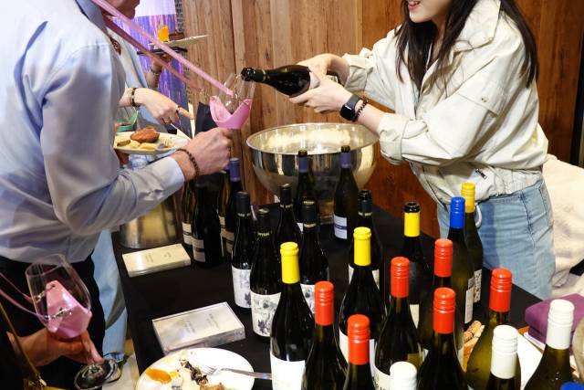 글라스 목걸이에 와인 잔을 걸고 행사장 곳곳을 누비면서 원하는 와인을 시음해 볼 수 있다. 목걸이와 와인 잔 모두 주최 측에서 제공한다. 조경건 부산닷컴 기자